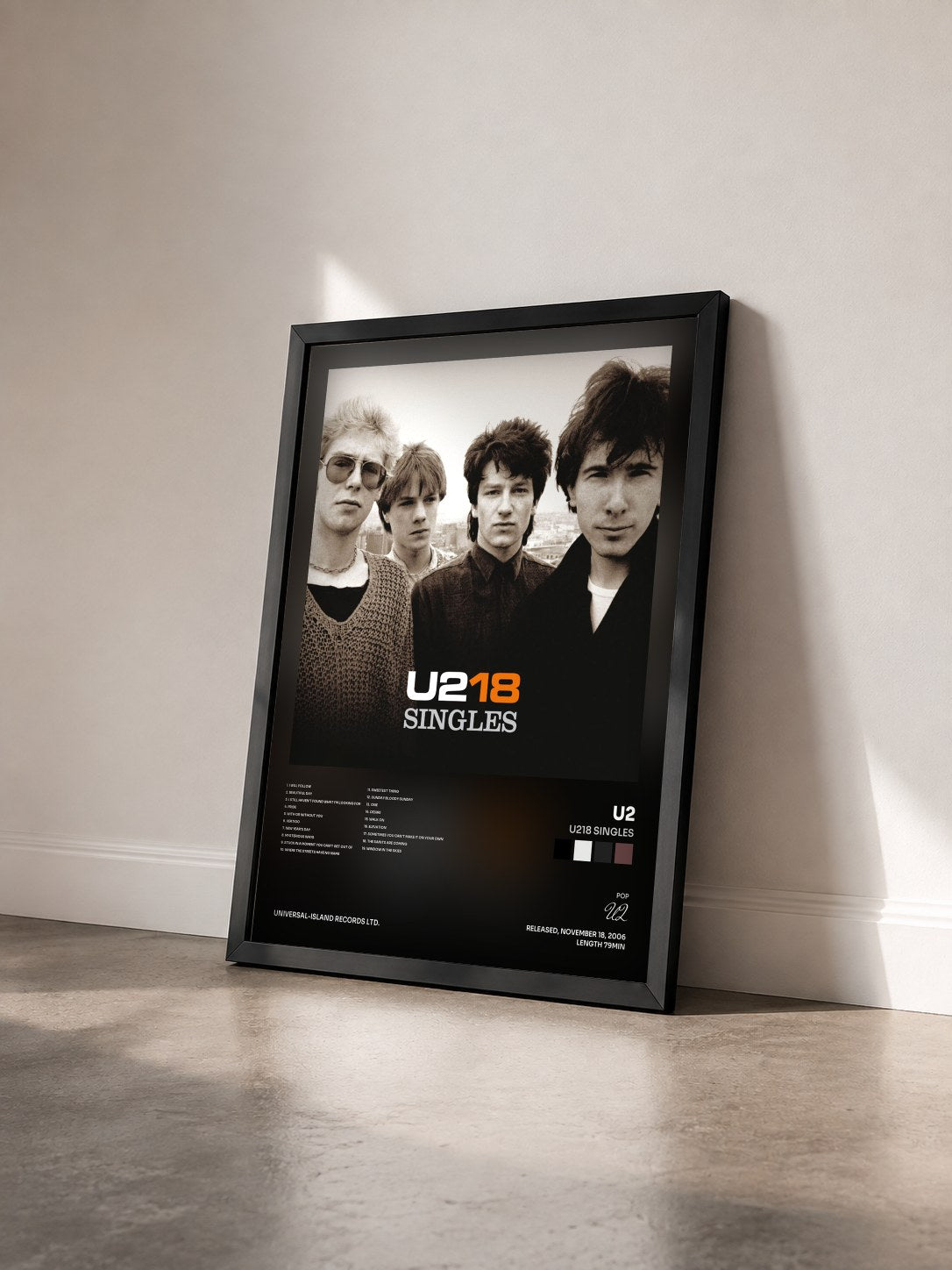 #noir U218 Singles de U2 en lámina enmarcada vista de tres cuartos, marco negro