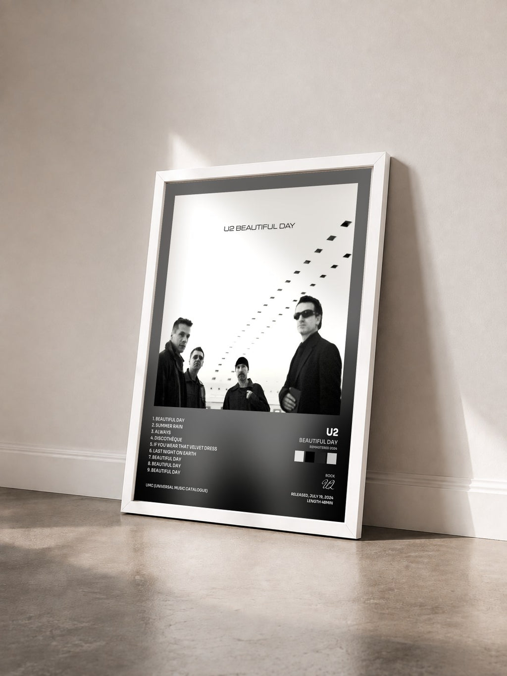 #blanc Beautiful Day (Remastered 2024) de U2 en lámina enmarcada vista de tres cuartos, marco blanco