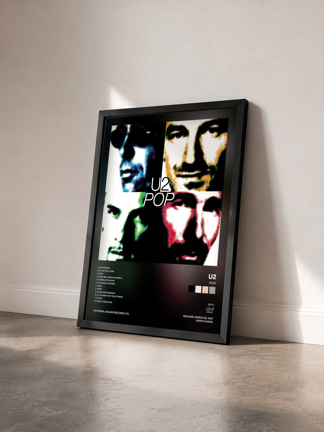 #noir Tableau de l'album Pop de U2 vu de trois quarts, cadre noir