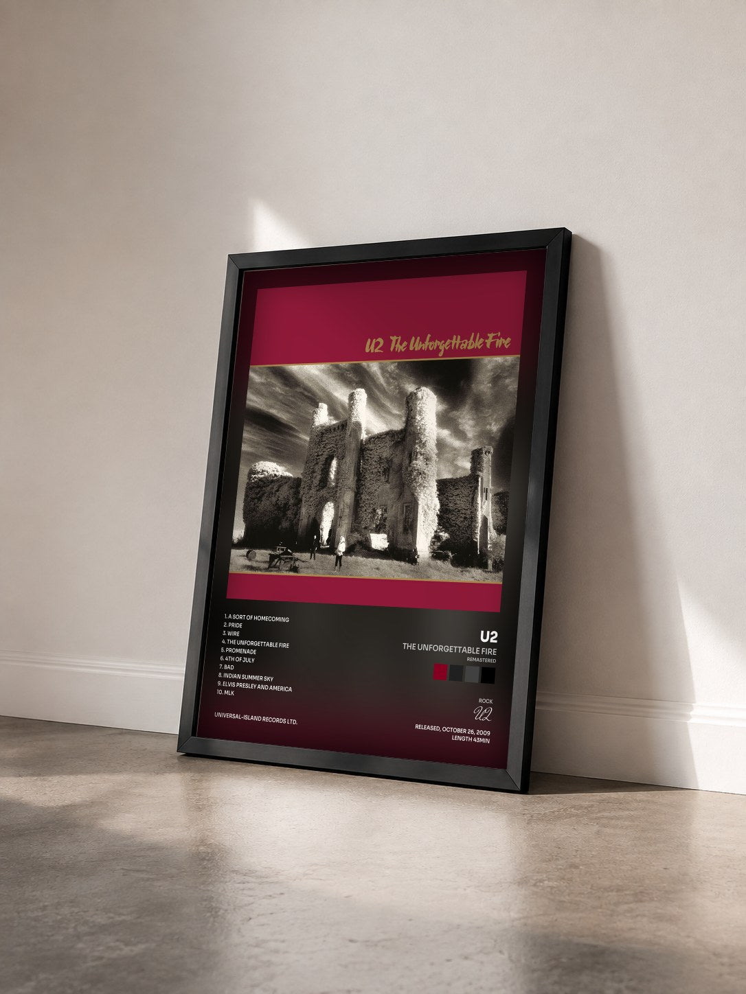 #noir Tableau de l'album The Unforgettable Fire (Remastered) de U2 vu de trois quarts, cadre noir