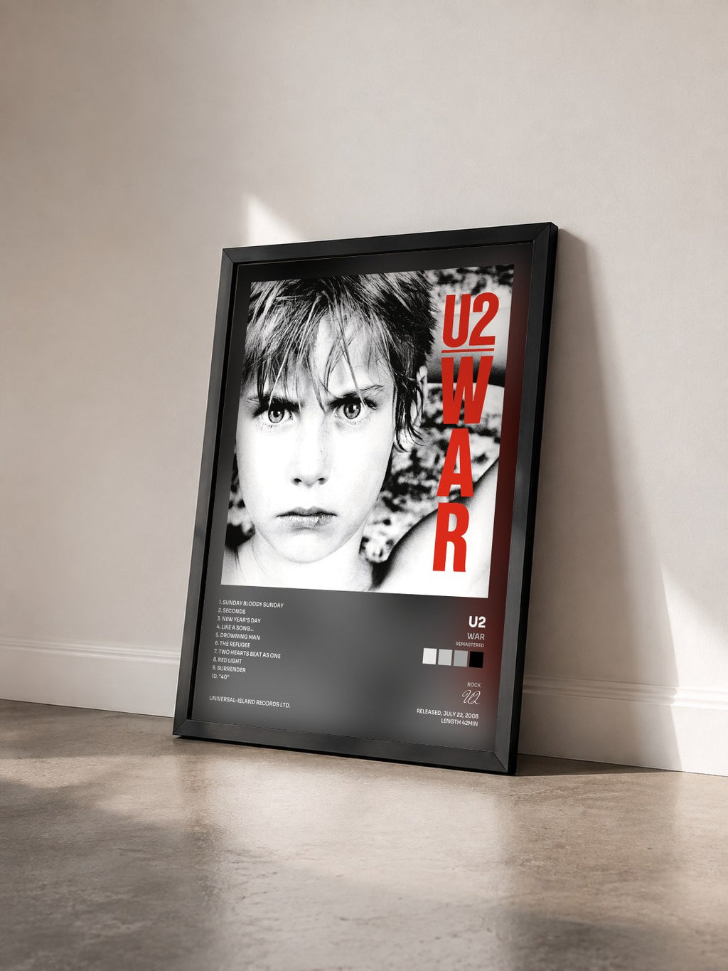 #noir War (Remastered) von U2 als gerahmter Kunstdruck von schräg gesehen, schwarzer Rahmen