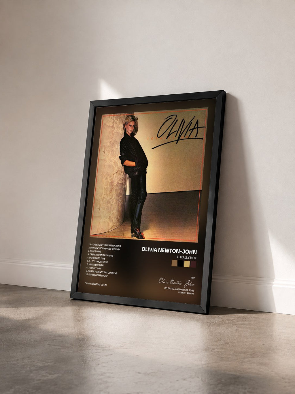 #noir Tableau de l'album Totally Hot de Olivia Newton-John vu de trois quarts, cadre noir
