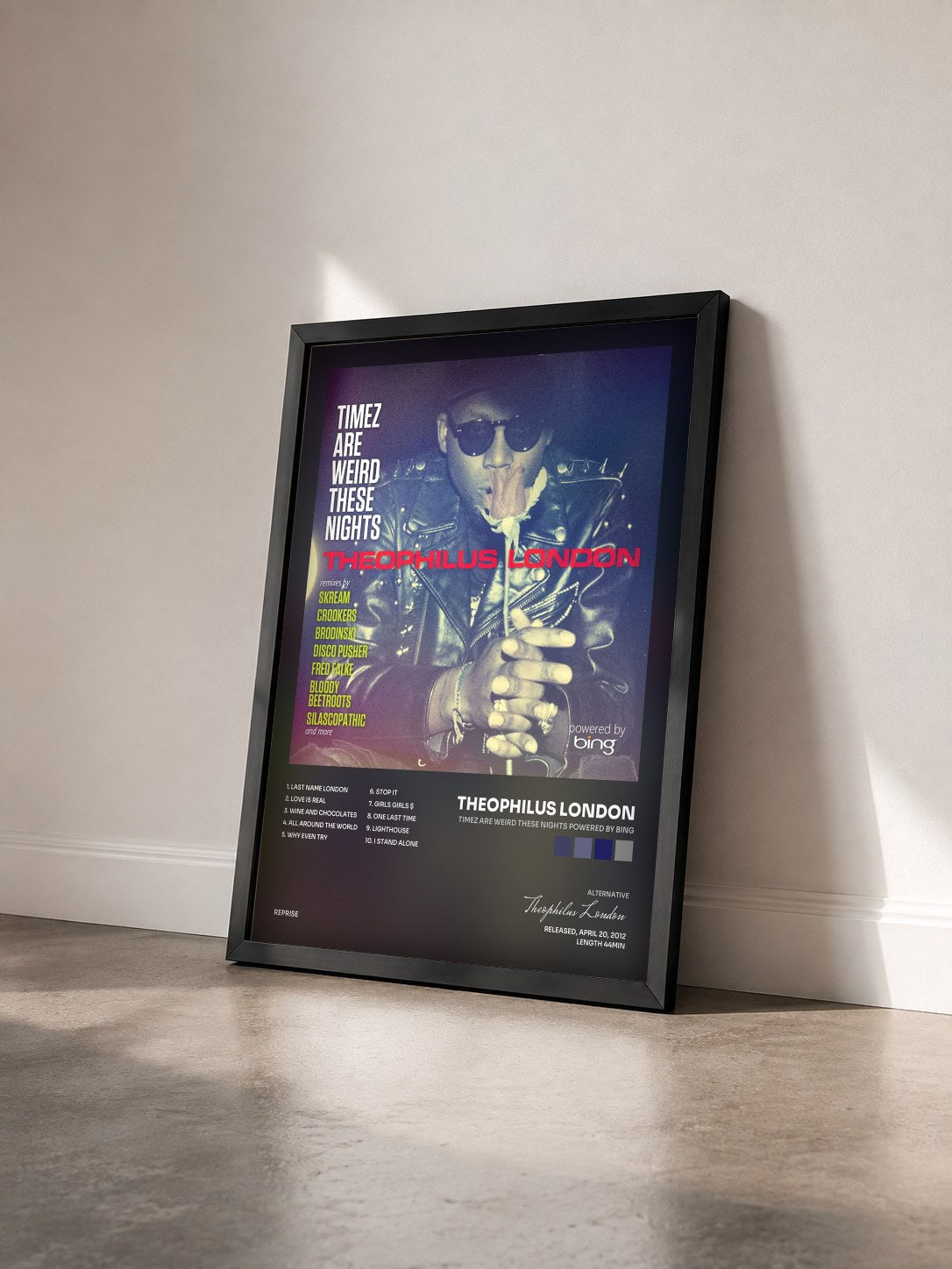 #noir Tableau de l'album Timez Are Weird These Nights Powered by Bing de Theophilus London vu de trois quarts, cadre noir
