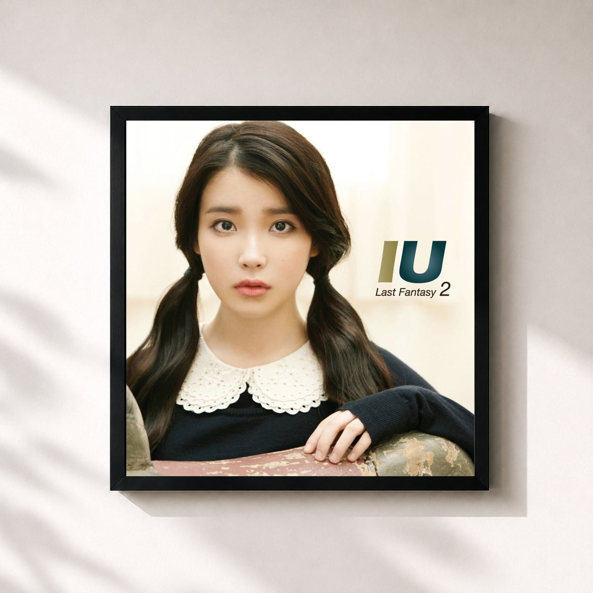 #noir Tableau carré de l'album Last Fantasy de IU, cadre noir 32x32 cm