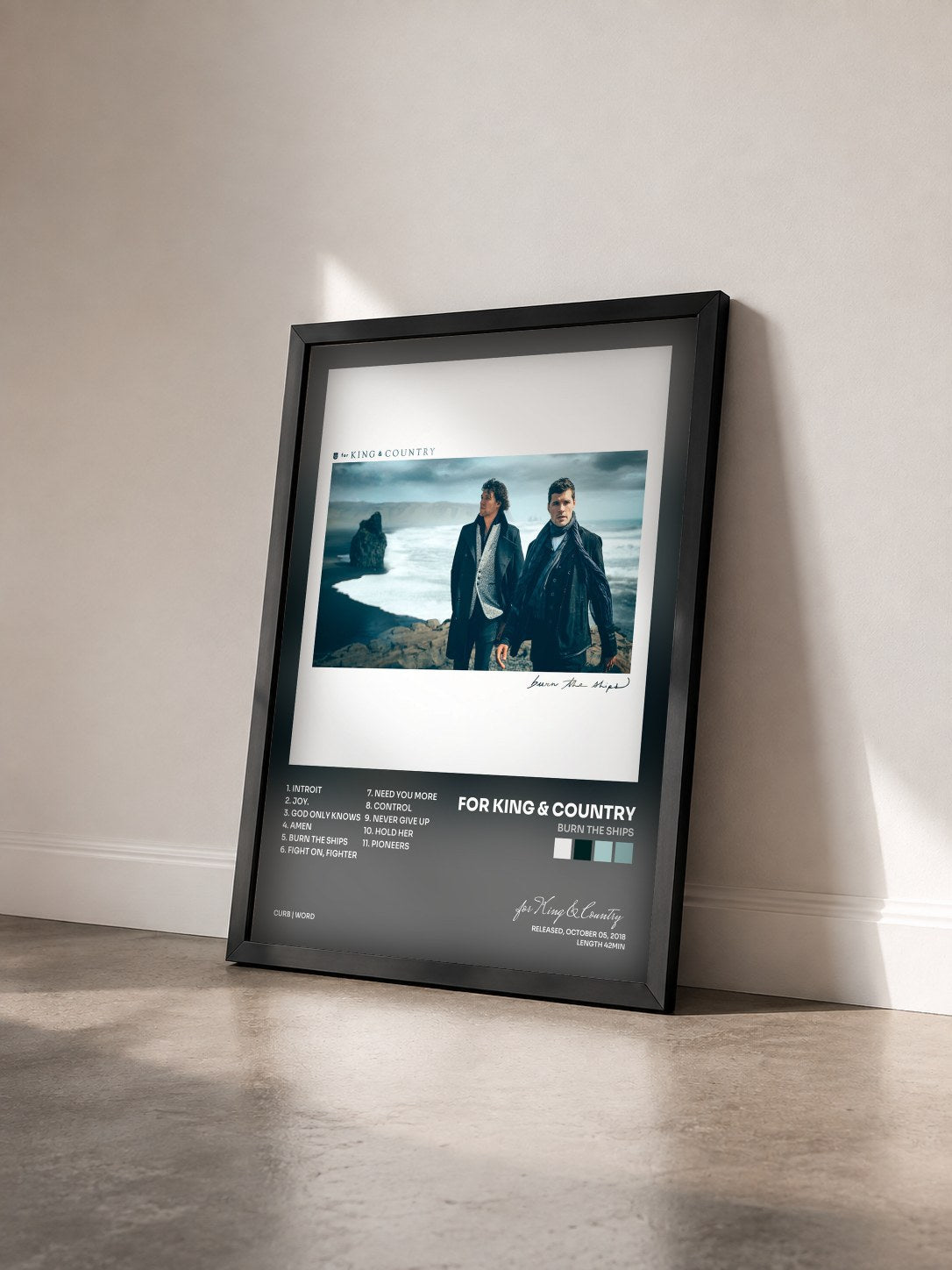 #noir Tableau de l'album Burn The Ships de for King & Country vu de trois quarts, cadre noir