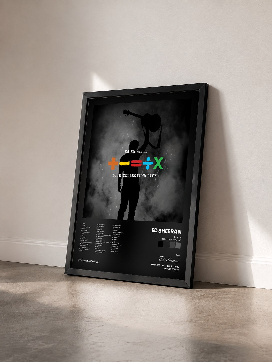 #noir Tableau de l'album +-=÷× (Tour Collection: Live) de Ed Sheeran vu de trois quarts, cadre noir