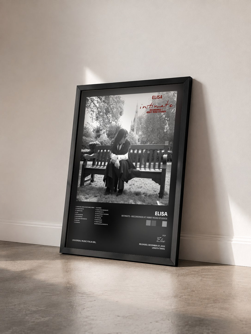 #noir Tableau de l'album Intimate - Recordings at Abbey Road Studios de Elisa vu de trois quarts, cadre noir