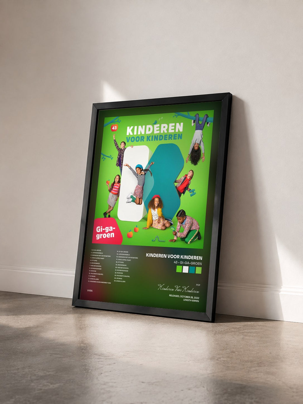 #noir Tableau de l'album 43 - Gi-ga-groen de Kinderen Voor Kinderen vu de trois quarts, cadre noir