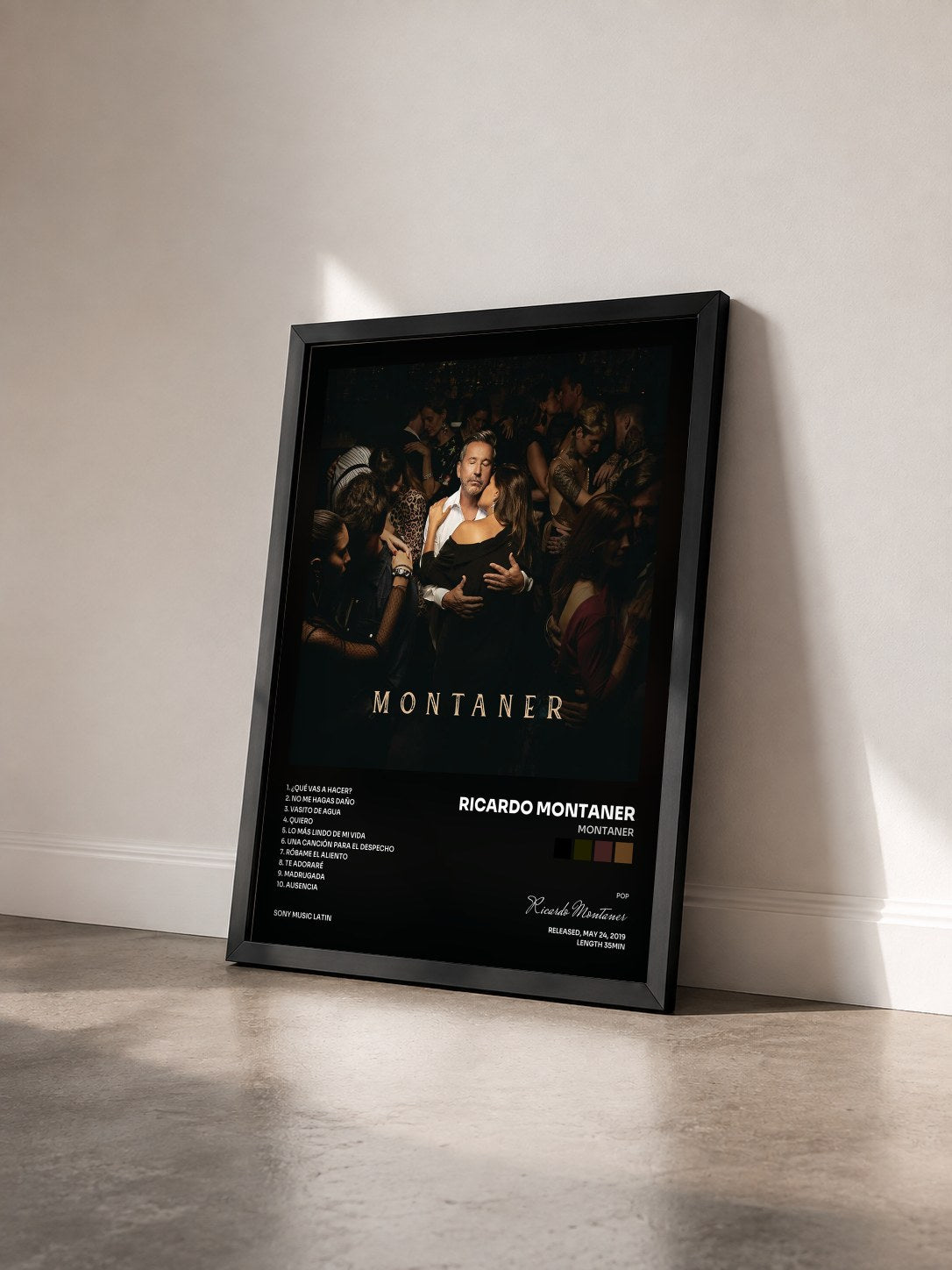 #noir Tableau de l'album Montaner de Ricardo Montaner vu de trois quarts, cadre noir