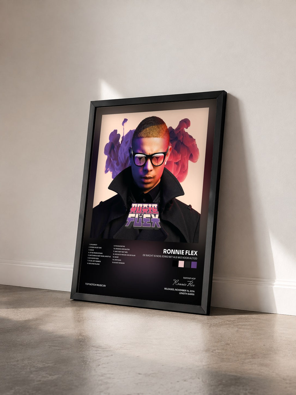 #noir Tableau de l'album De Nacht Is Nog Jong Net Als Wij Voor Altijd de Ronnie Flex vu de trois quarts, cadre noir