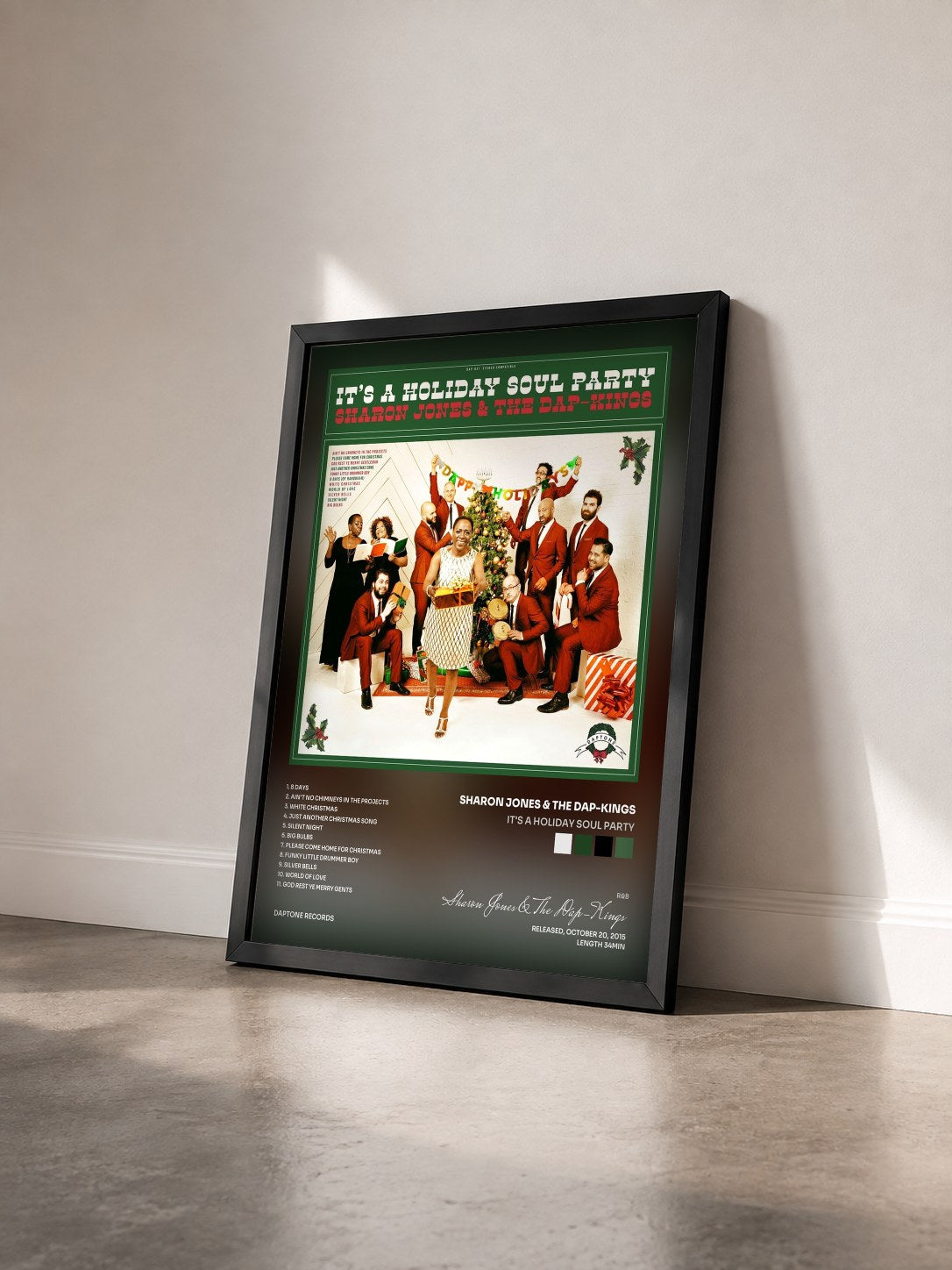 #noir Tableau de l'album It's a Holiday Soul Party de Sharon Jones & The Dap-Kings vu de trois quarts, cadre noir
