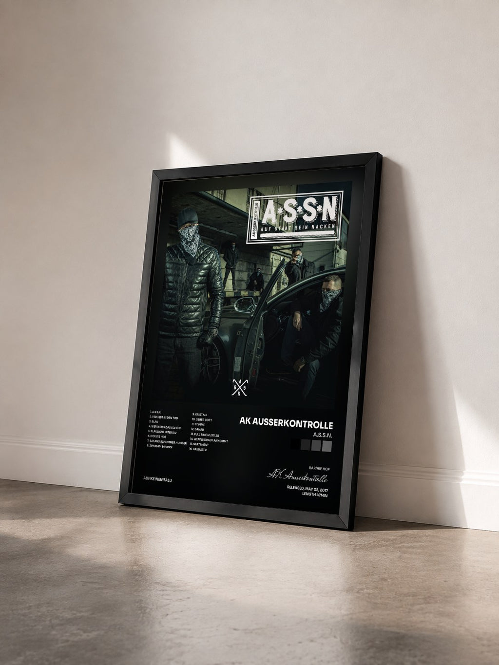 #noir Tableau de l'album A.S.S.N. de AK Ausserkontrolle vu de trois quarts, cadre noir