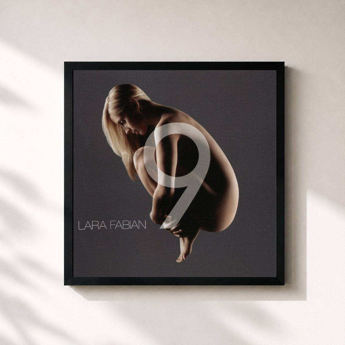 #noir 9 di Lara Fabian in stampa quadrata incorniciata, cornice nera 32x32 cm