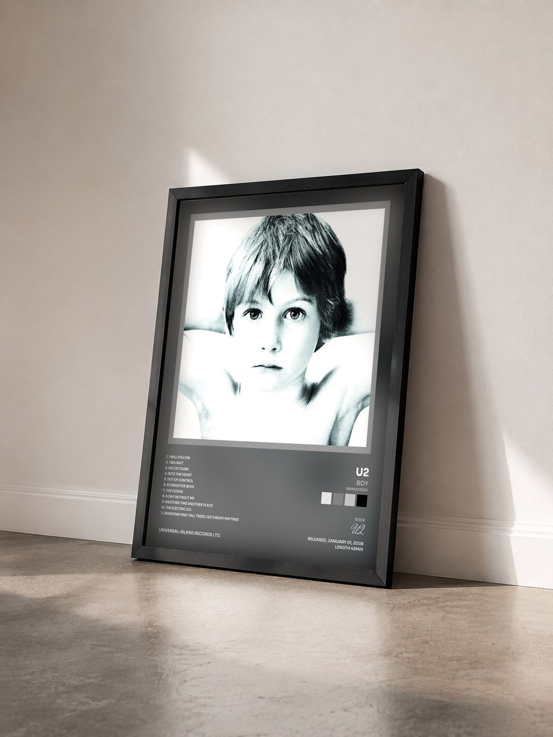 #noir Tableau de l'album Boy (Remastered) de U2 vu de trois quarts, cadre noir