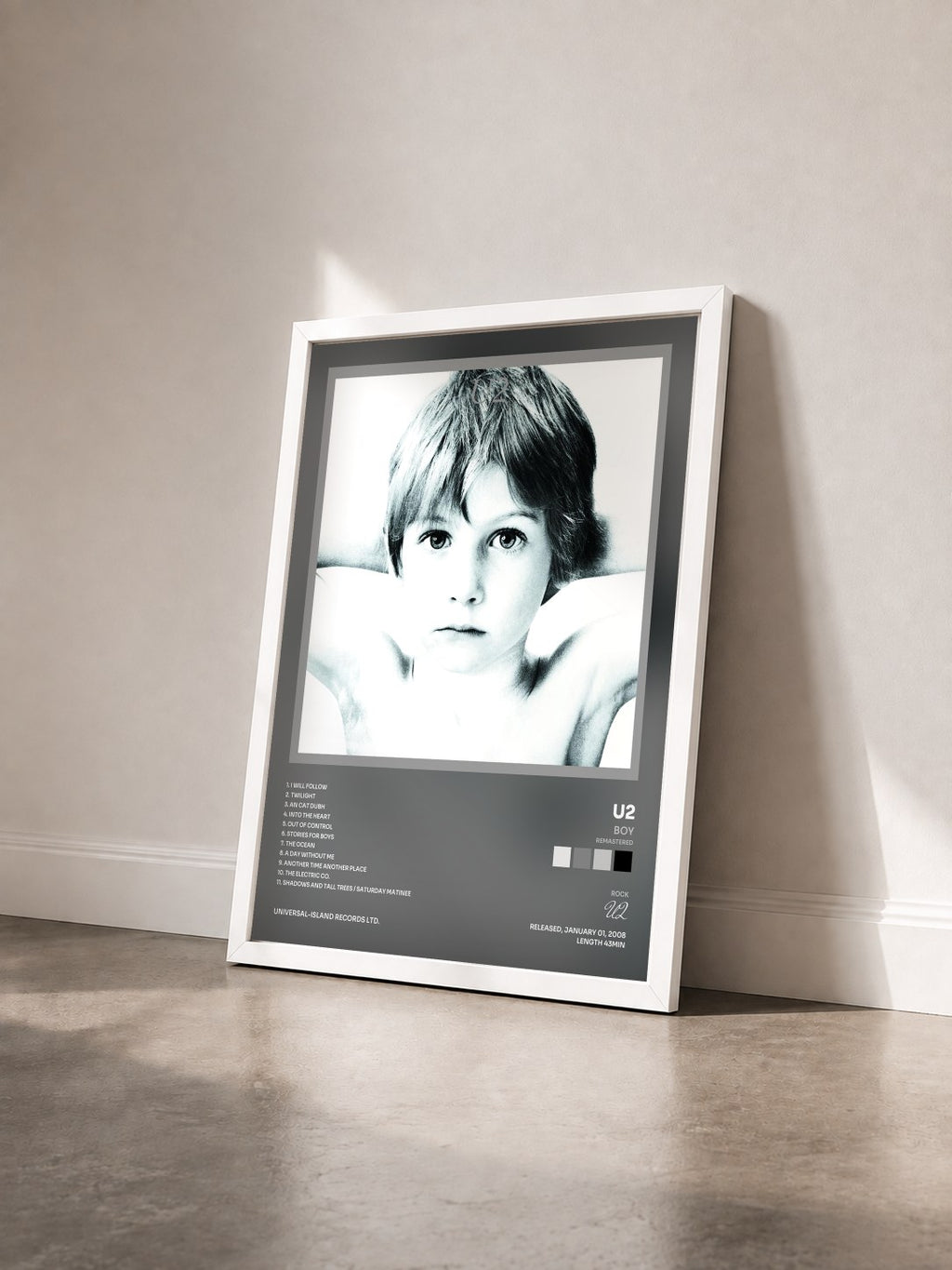 #blanc Boy (Remastered) di U2 in stampa incorniciata vista di tre quarti, cornice bianca