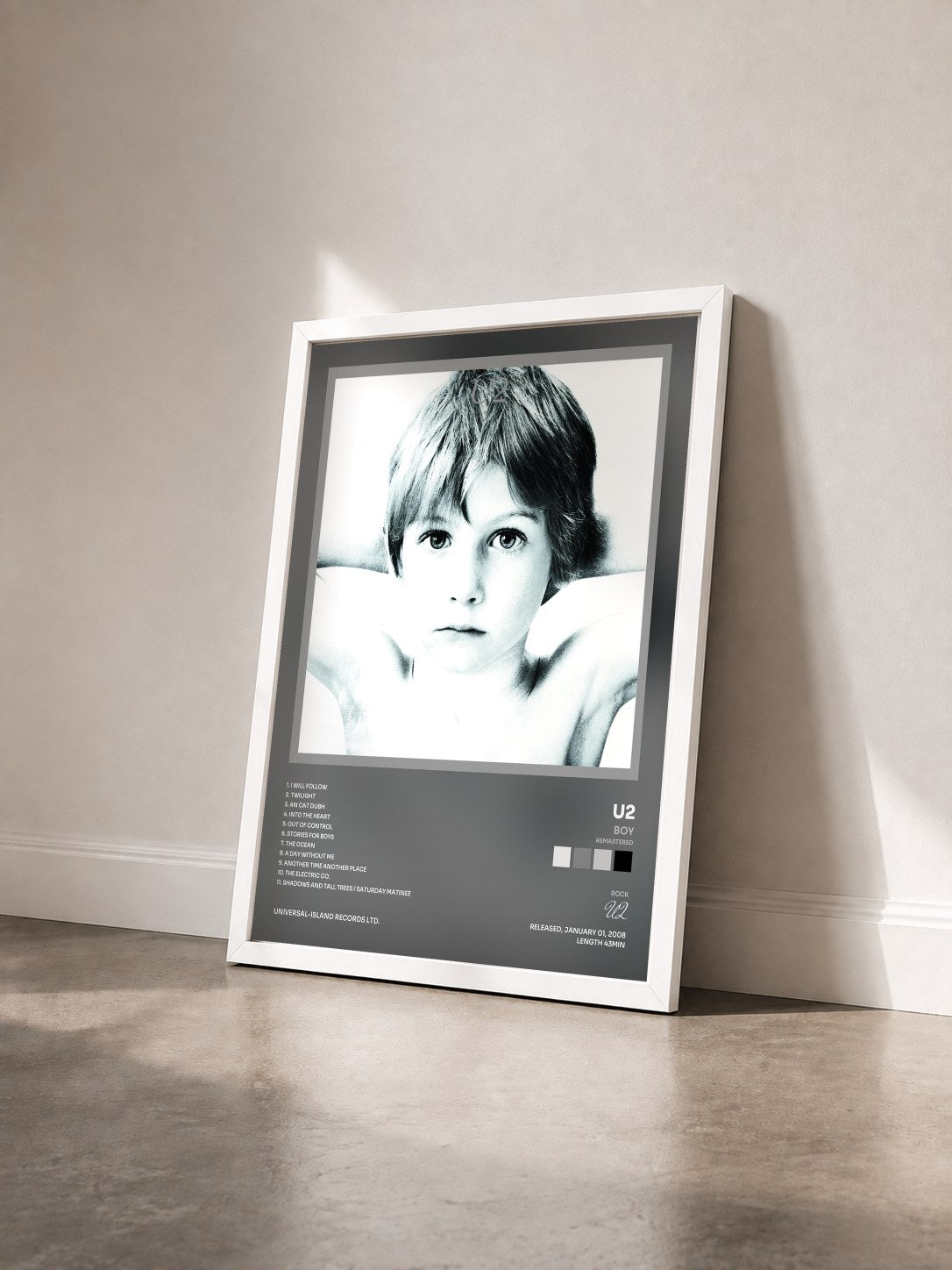 #blanc Tableau de l'album Boy (Remastered) de U2 vu de trois quarts, cadre blanc