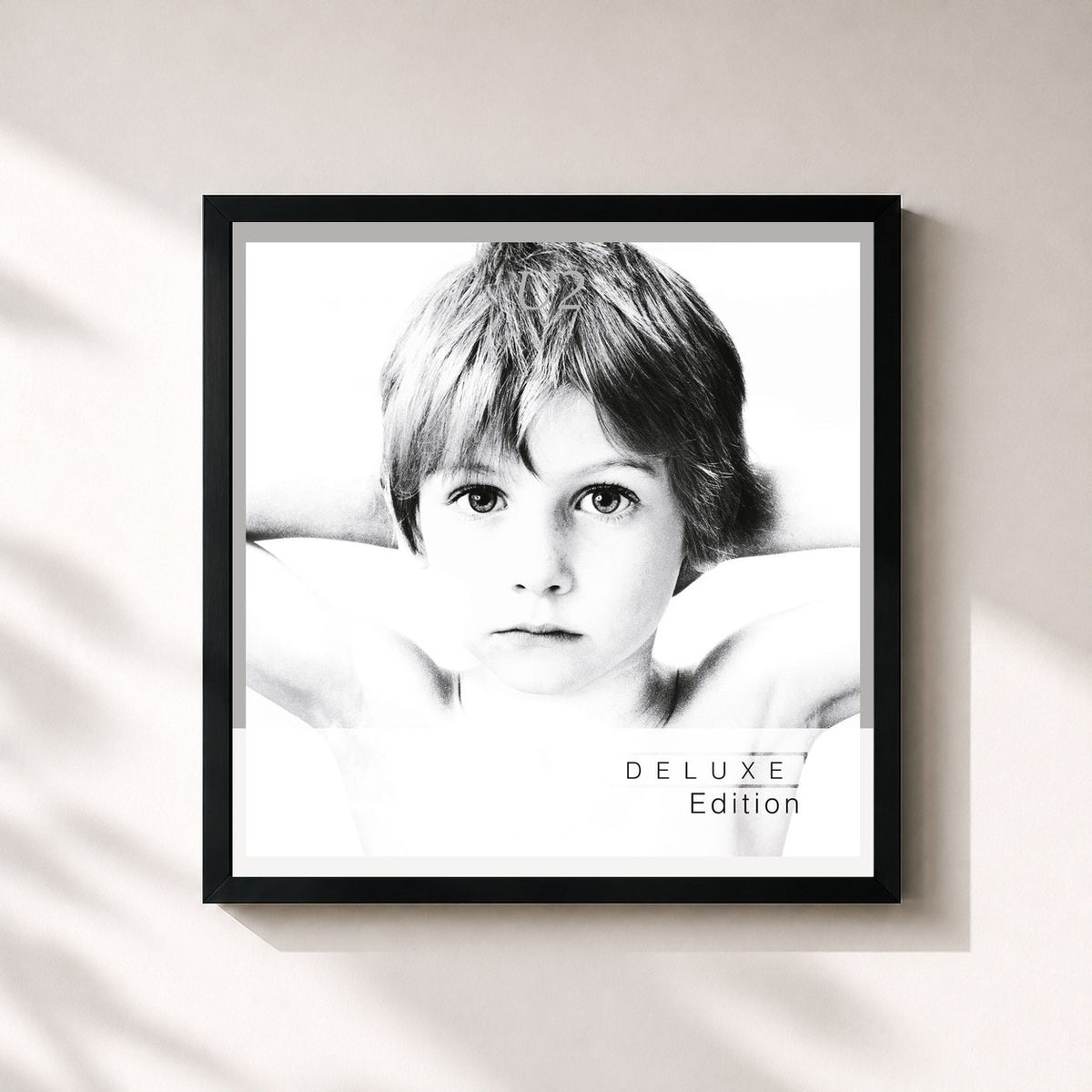 #noir Tableau carré de l'album Boy (Deluxe Edition Remastered) de U2, cadre noir 32x32 cm
