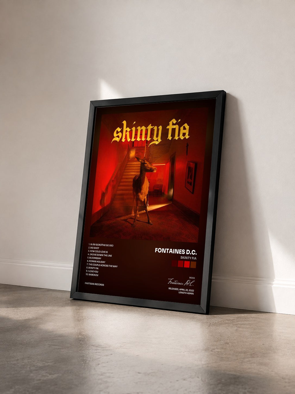 #noir Skinty Fia di Fontaines D.C. in stampa incorniciata vista di tre quarti, cornice nera