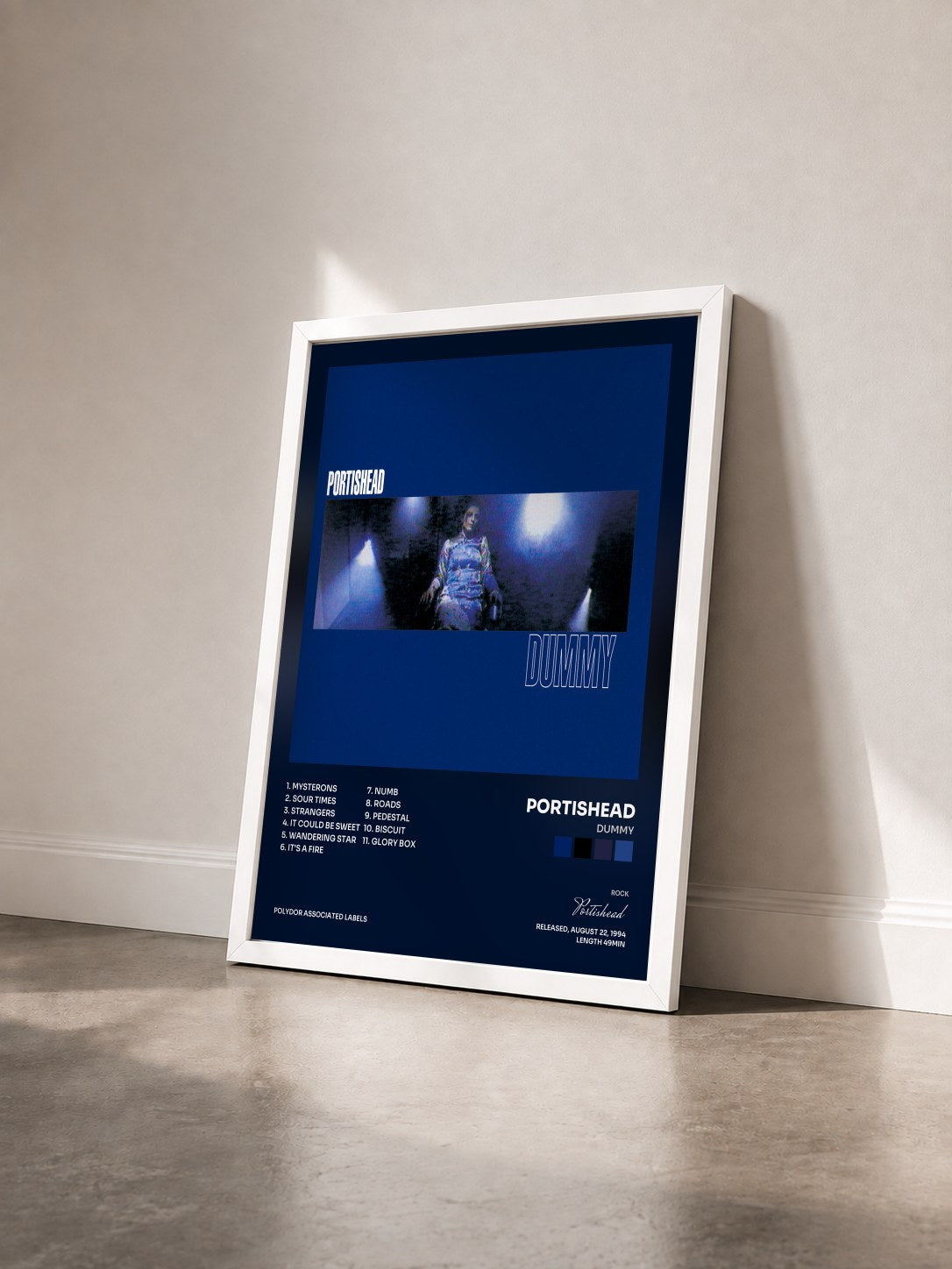 #blanc Tableau de l'album Dummy de Portishead vu de trois quarts, cadre blanc