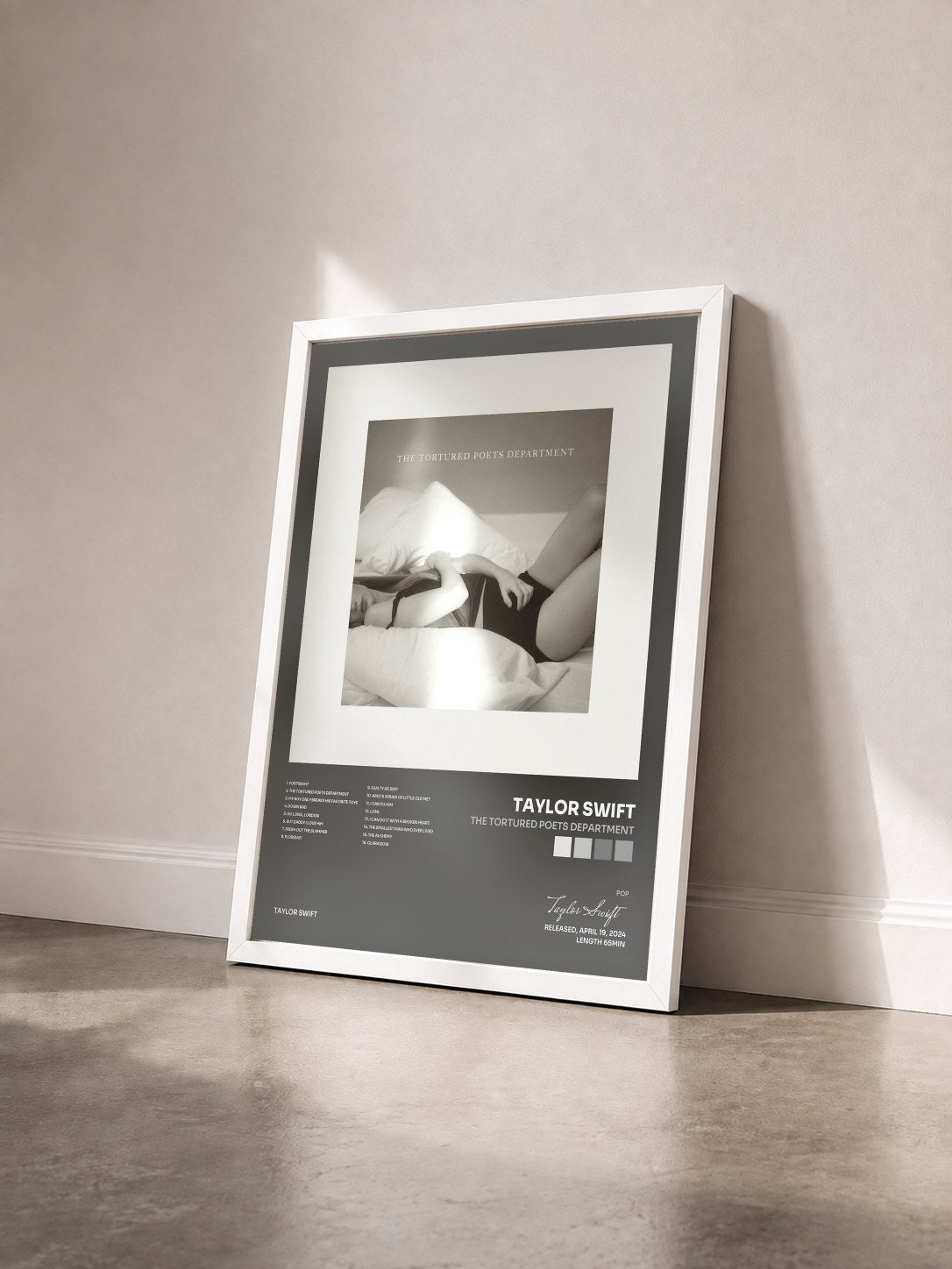 #blanc Tableau de l'album THE TORTURED POETS DEPARTMENT de Taylor Swift vu de trois quarts, cadre blanc