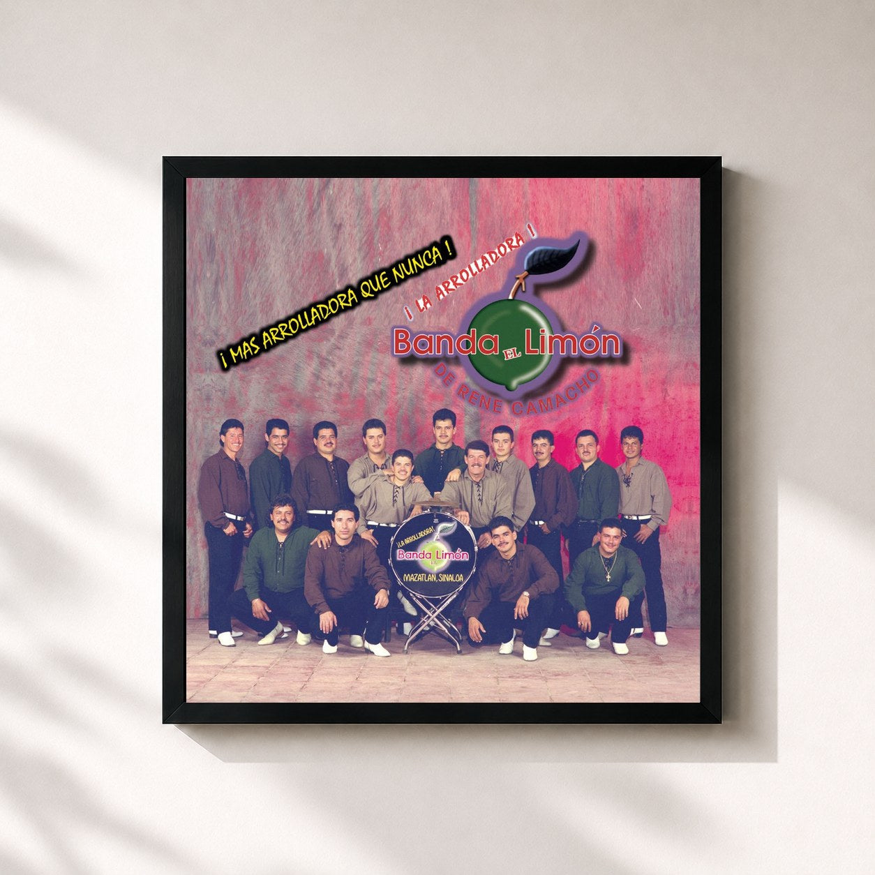 #noir Tableau carré de l'album Más Arrolladora Que Nunca de La Arrolladora Banda El Limón De Rene Camacho, cadre noir 32x32 cm