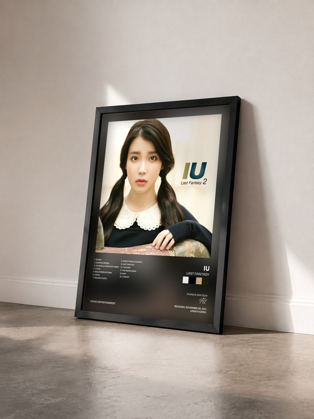 #noir Tableau de l'album Last Fantasy de IU vu de trois quarts, cadre noir