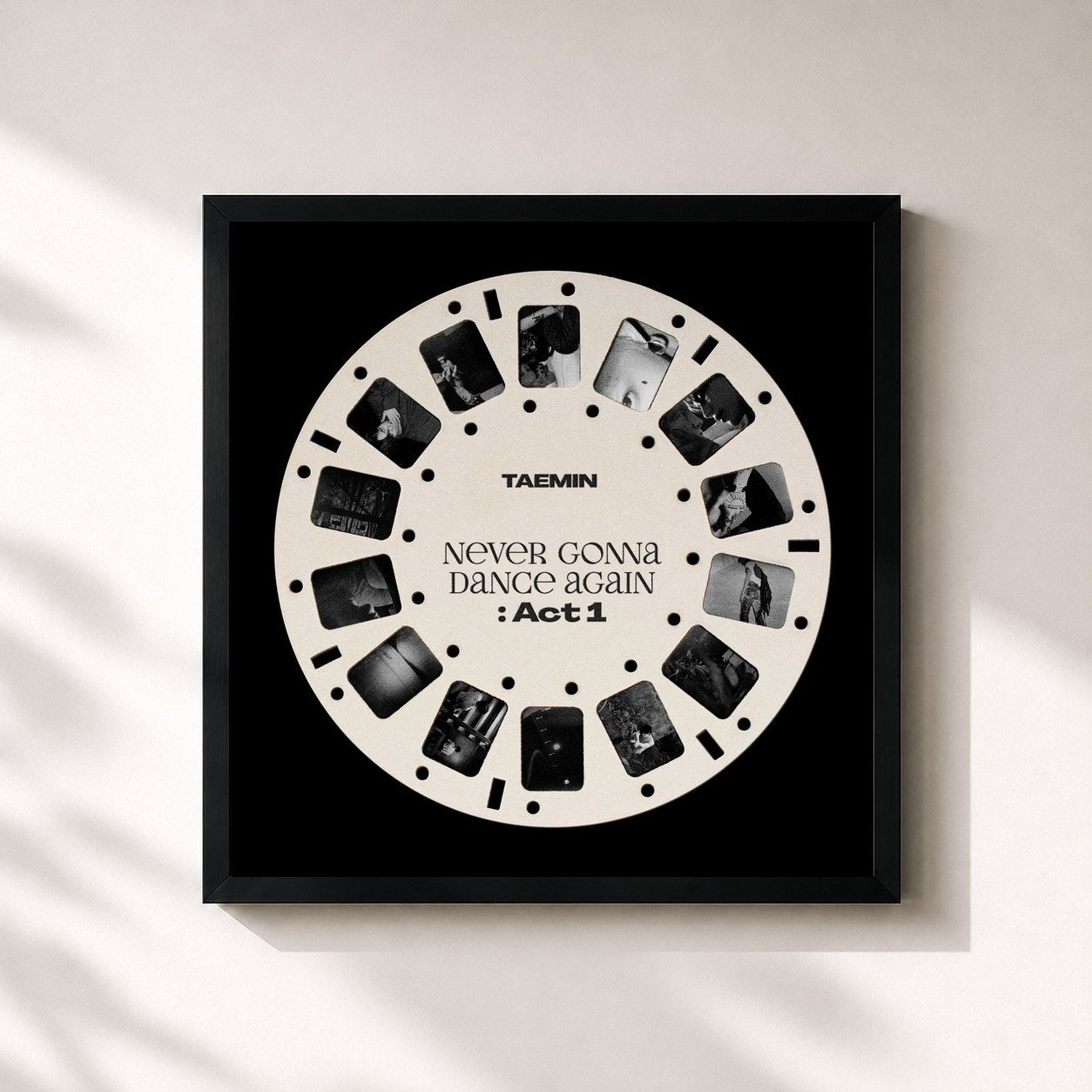 #noir Tableau carré de l'album Never Gonna Dance Again : Act 1 - The 3rd Album de TAEMIN, cadre noir 32x32 cm