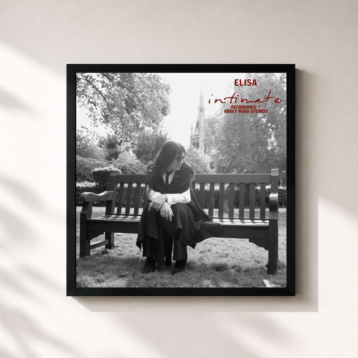 #noir Tableau carré de l'album Intimate - Recordings at Abbey Road Studios de Elisa, cadre noir 32x32 cm