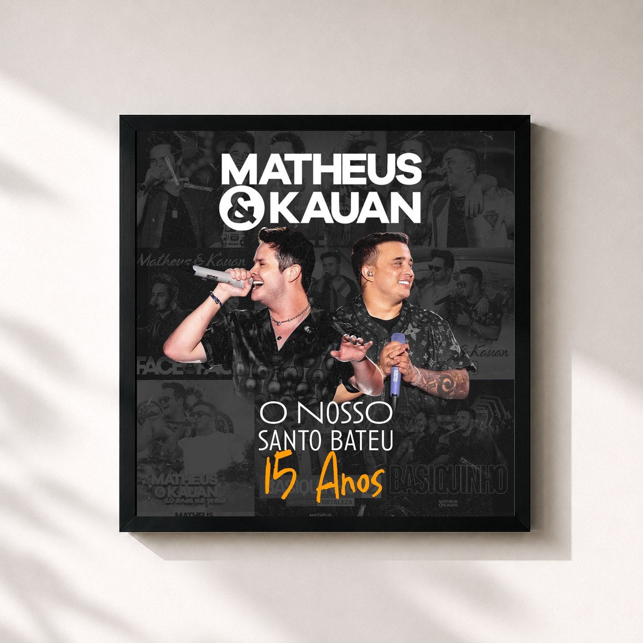 #noir Tableau carré de l'album Matheus & Kauan: O Nosso Santo Bateu - 15 Anos de Matheus & Kauan, cadre noir 32x32 cm