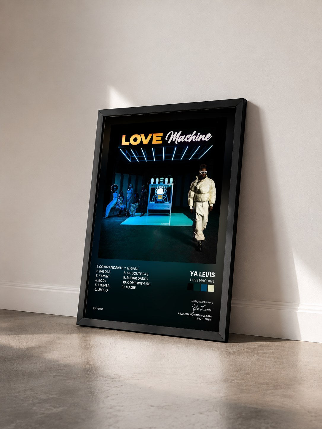 #noir Love Machine di Ya Levis in stampa incorniciata vista di tre quarti, cornice nera