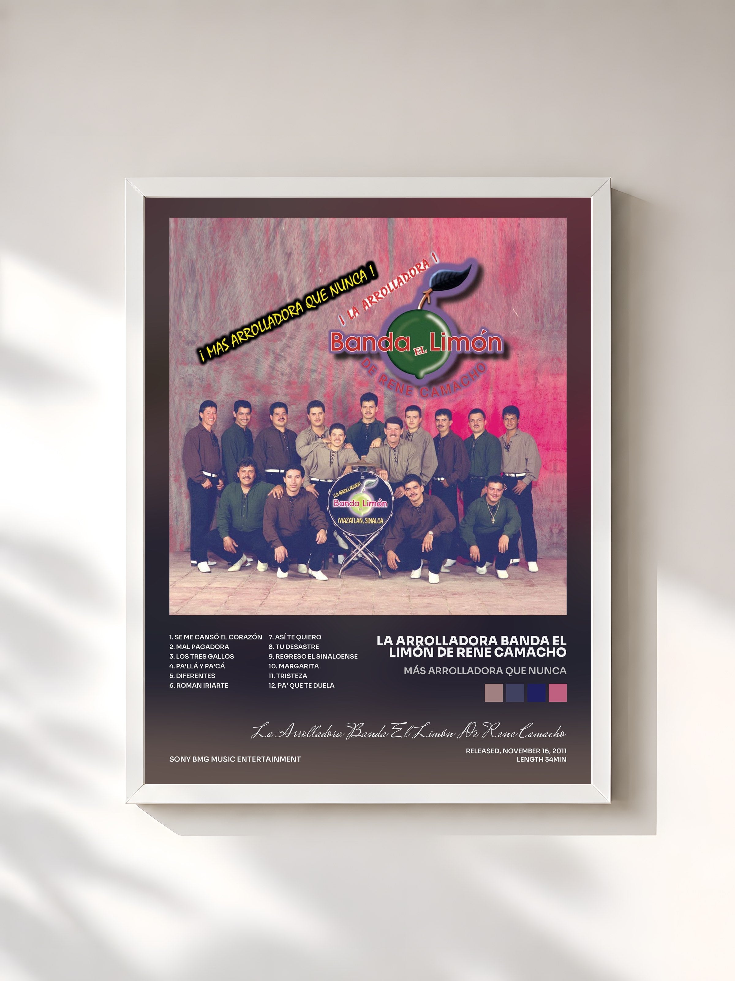 #blanc Tableau de l'album Más Arrolladora Que Nunca de La Arrolladora Banda El Limón De Rene Camacho, cadre blanc, imprimé et encadré en France