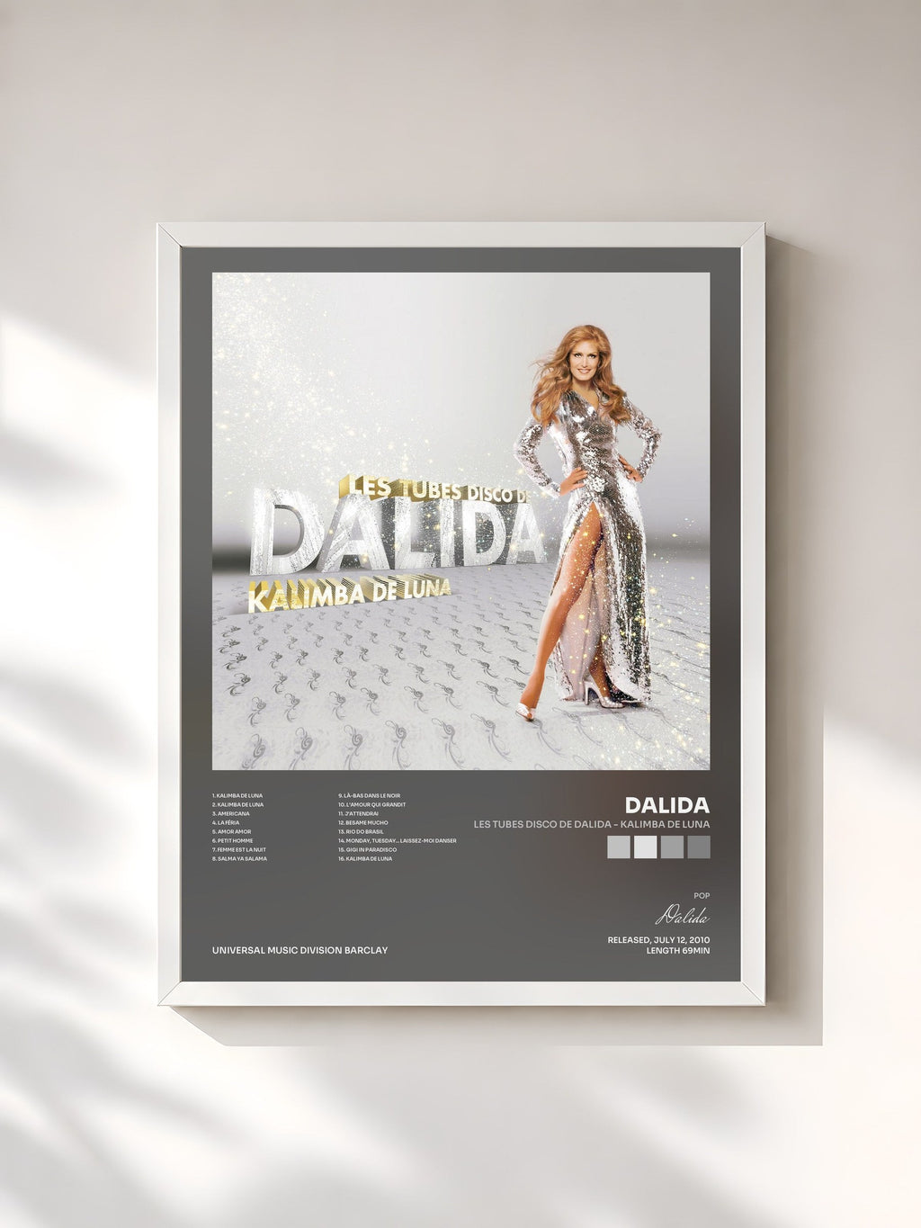 #blanc Les Tubes Disco De Dalida - Kalimba De Luna von Dalida als gerahmter Kunstdruck, weißer Rahmen, gedruckt und gerahmt in Frankreich