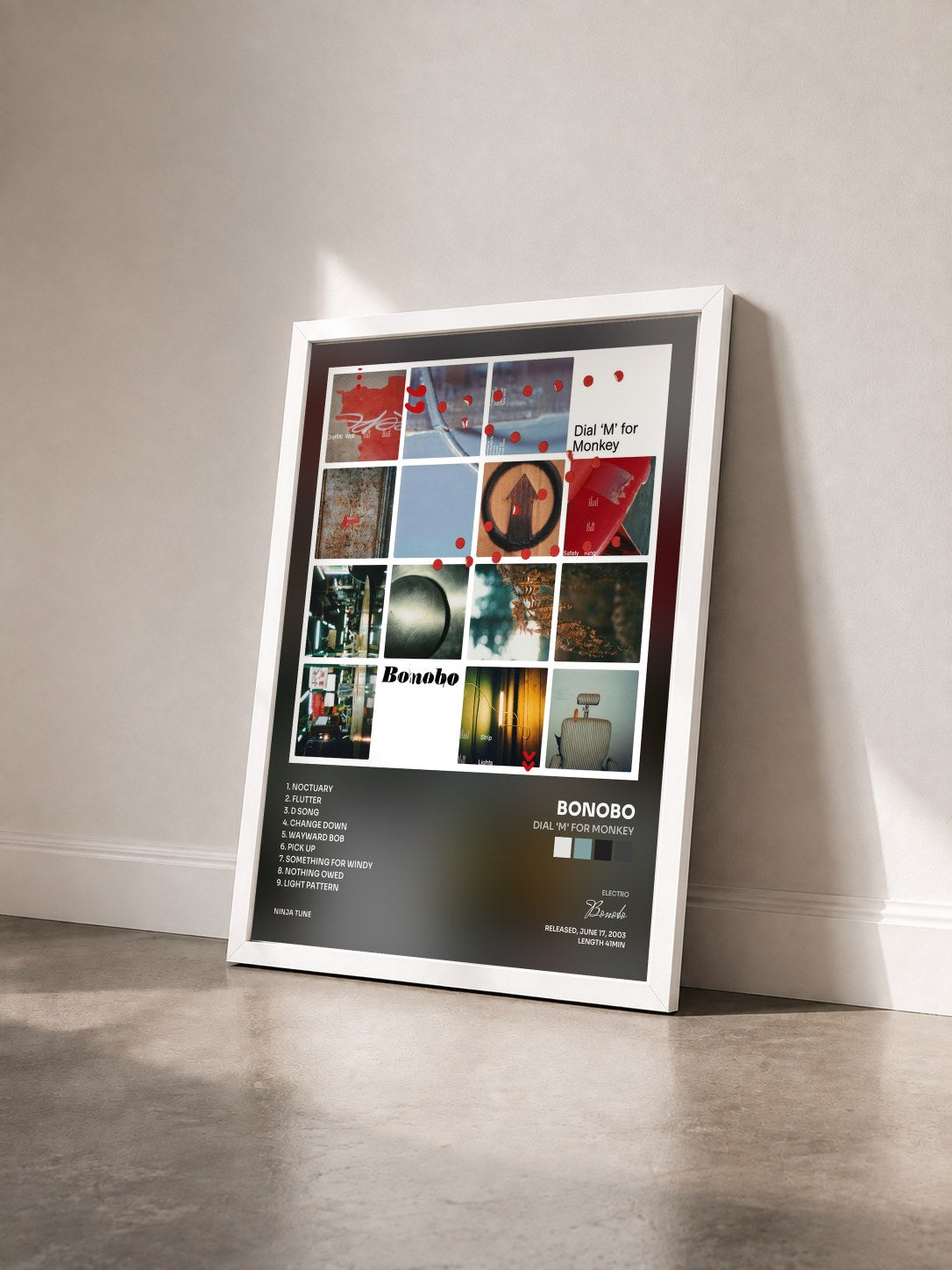 #blanc Tableau de l'album Dial 'M' for Monkey de Bonobo vu de trois quarts, cadre blanc