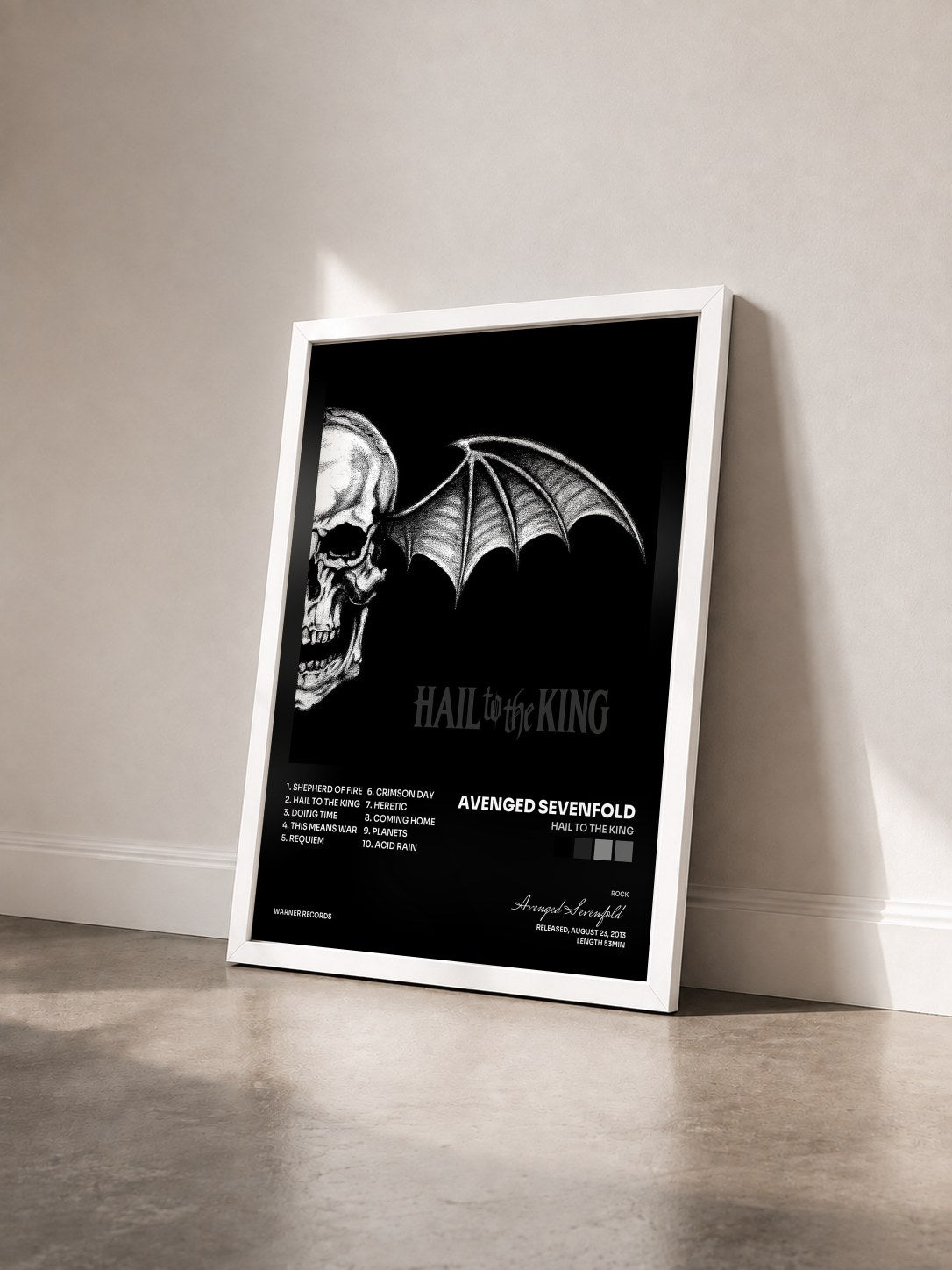 #blanc Tableau de l'album Hail to the King de Avenged Sevenfold vu de trois quarts, cadre blanc