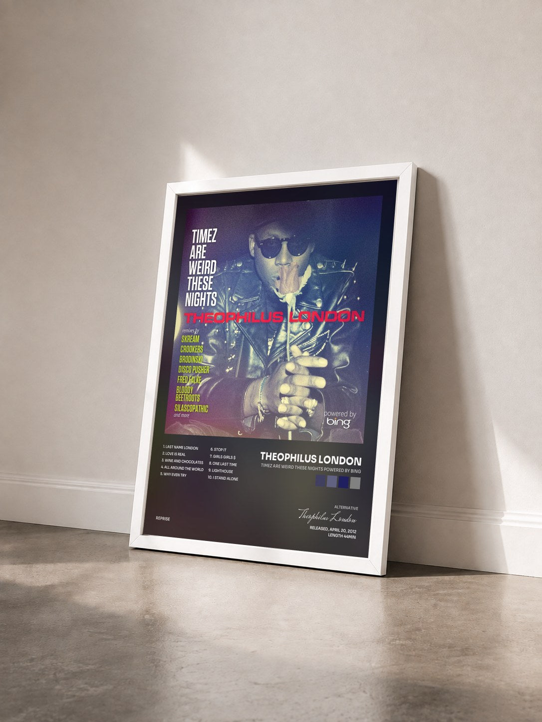 #blanc Tableau de l'album Timez Are Weird These Nights Powered by Bing de Theophilus London vu de trois quarts, cadre blanc