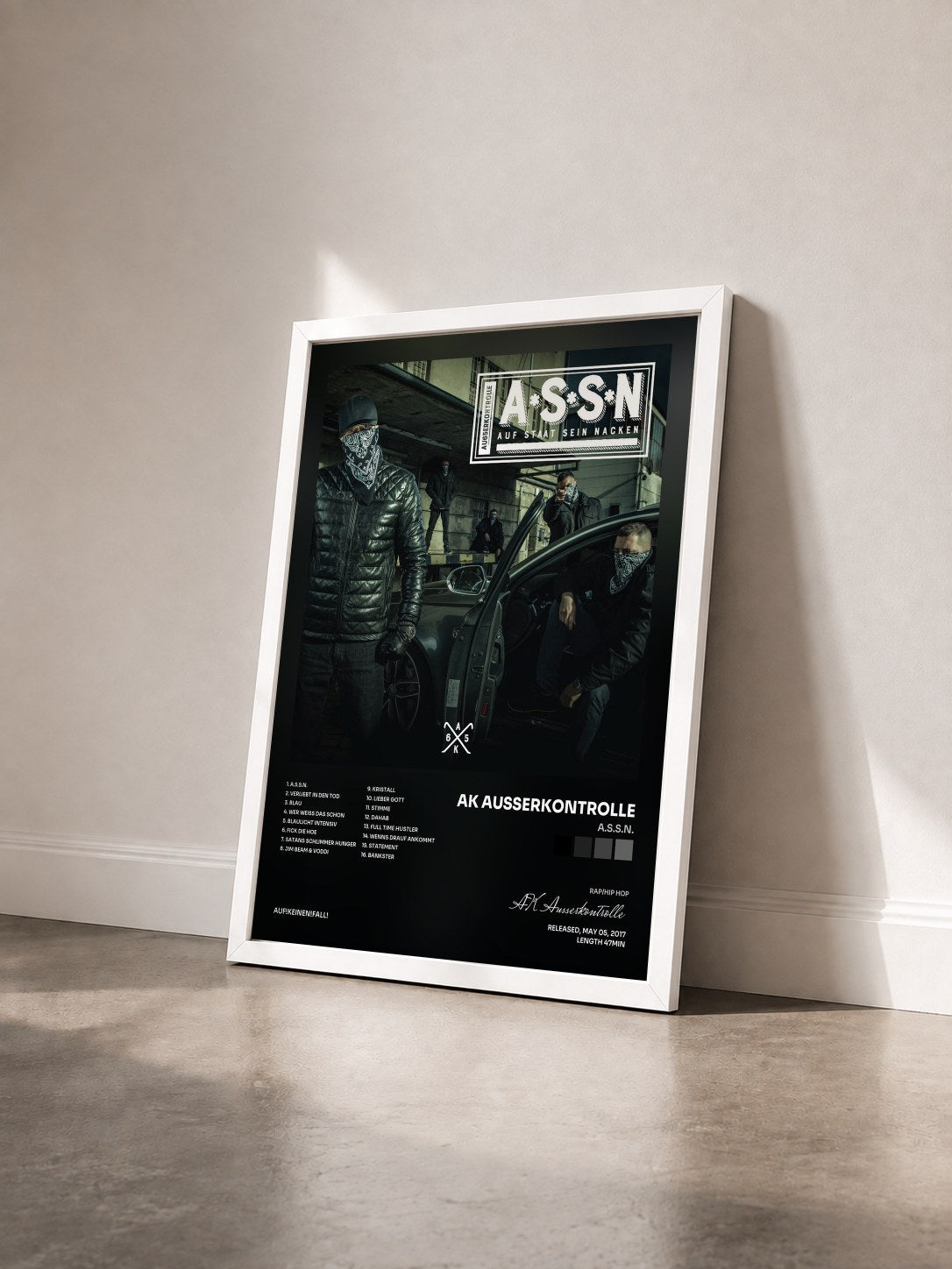 #blanc Tableau de l'album A.S.S.N. de AK Ausserkontrolle vu de trois quarts, cadre blanc