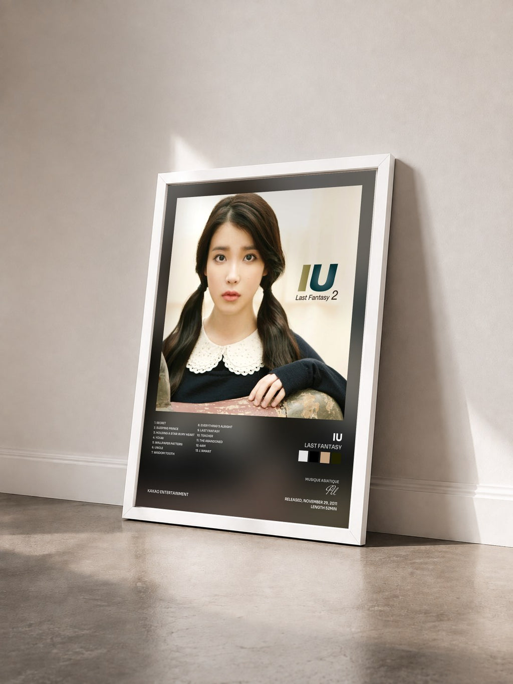 #blanc Tableau de l'album Last Fantasy de IU vu de trois quarts, cadre blanc