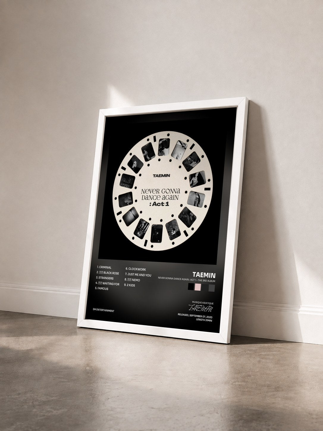 #blanc Tableau de l'album Never Gonna Dance Again : Act 1 - The 3rd Album de TAEMIN vu de trois quarts, cadre blanc