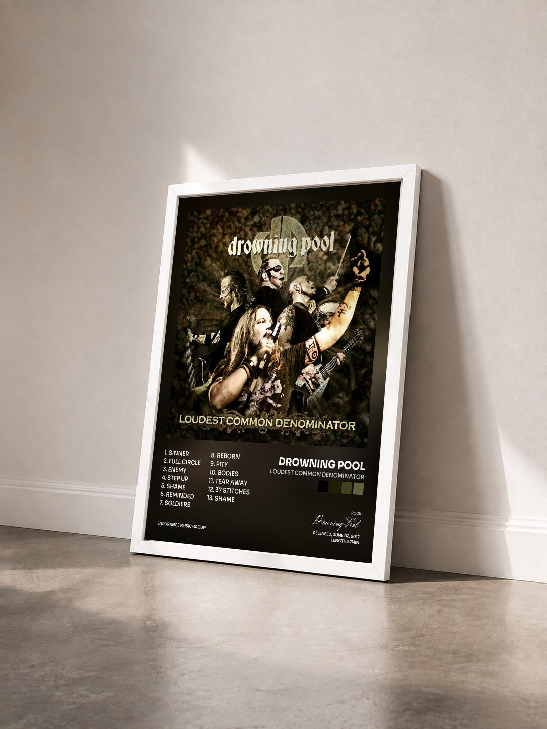 #blanc Tableau de l'album Loudest Common Denominator de Drowning Pool vu de trois quarts, cadre blanc