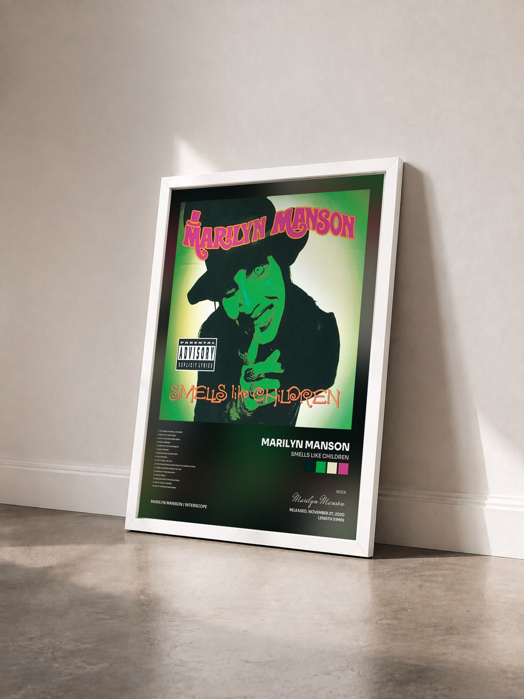 #blanc Smells Like Children von Marilyn Manson als gerahmter Kunstdruck von schräg gesehen, weißer Rahmen