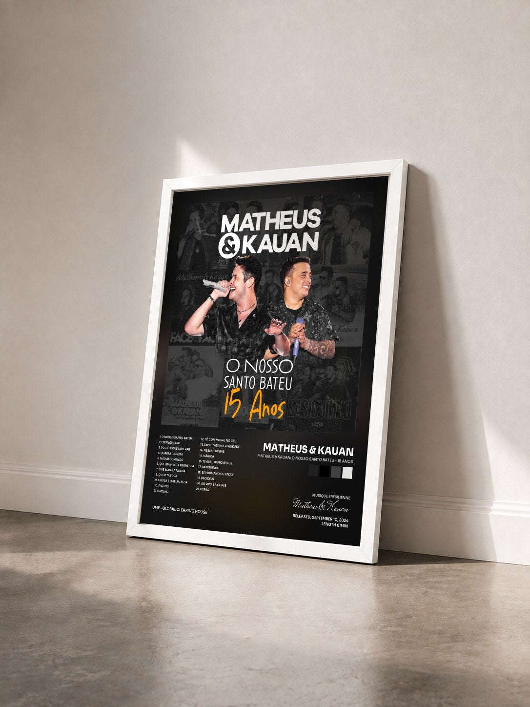 #blanc Tableau de l'album Matheus & Kauan: O Nosso Santo Bateu - 15 Anos de Matheus & Kauan vu de trois quarts, cadre blanc