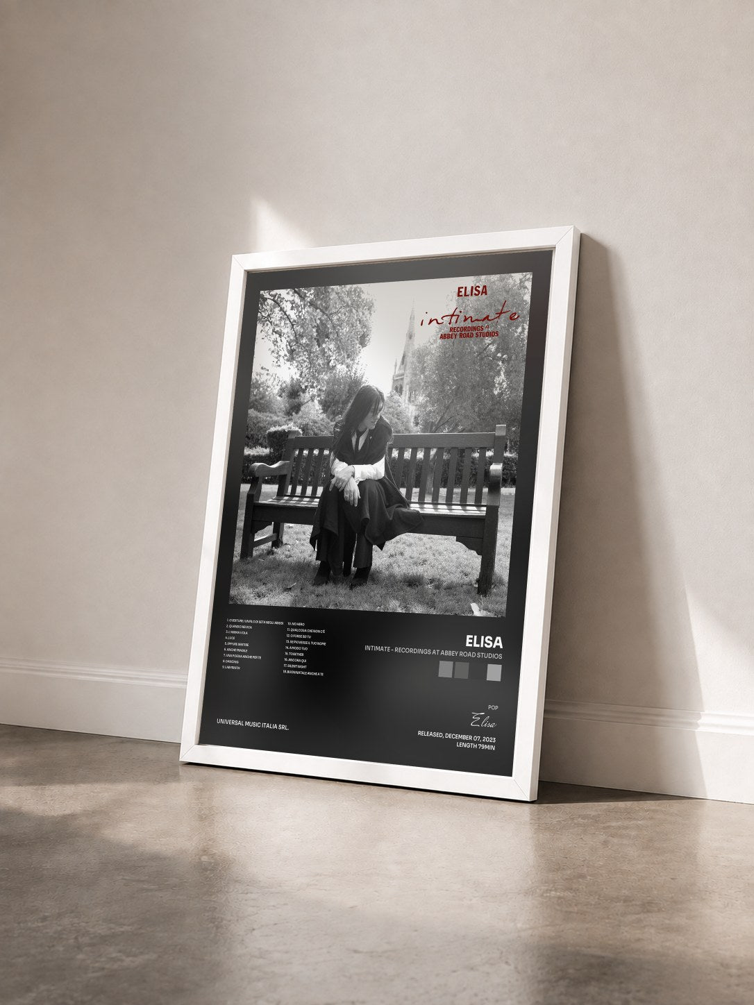 #blanc Tableau de l'album Intimate - Recordings at Abbey Road Studios de Elisa vu de trois quarts, cadre blanc