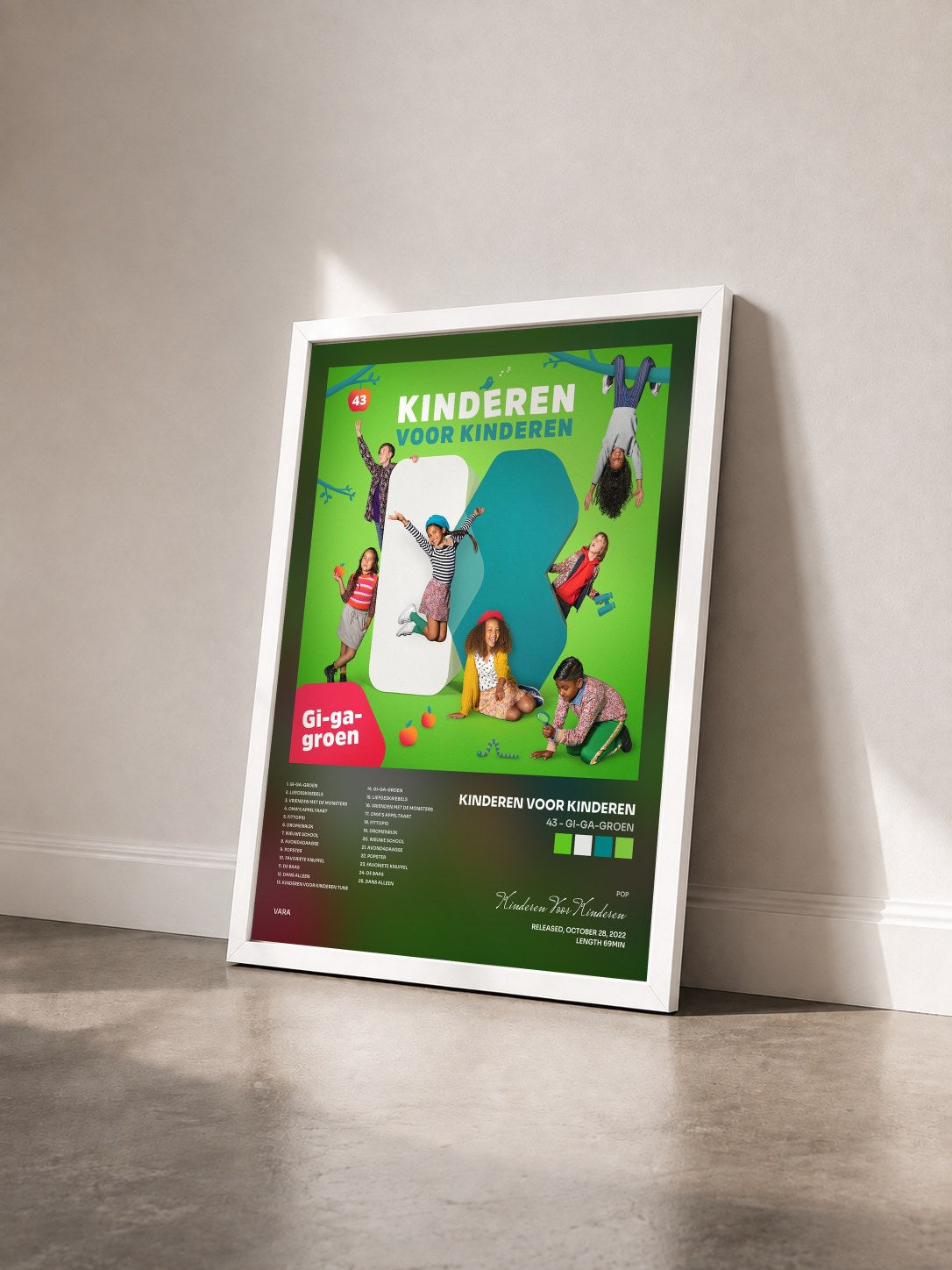 #blanc Tableau de l'album 43 - Gi-ga-groen de Kinderen Voor Kinderen vu de trois quarts, cadre blanc