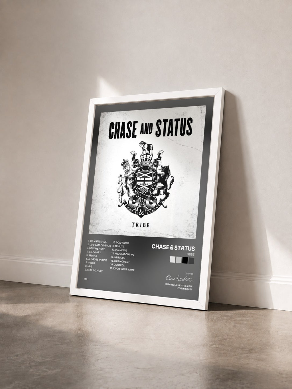 #blanc Tribe di Chase & Status in stampa incorniciata vista di tre quarti, cornice bianca