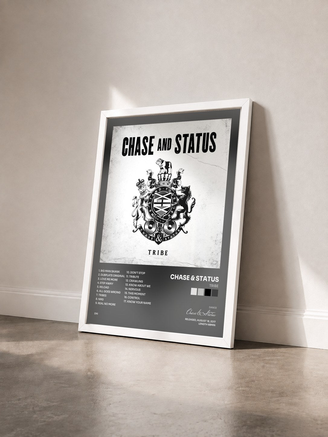 #blanc Tribe di Chase & Status in stampa incorniciata vista di tre quarti, cornice bianca