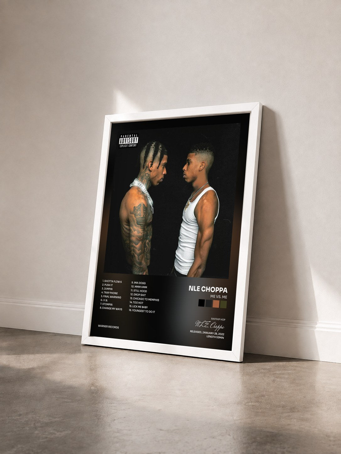 #blanc Tableau de l'album Me vs. Me de NLE Choppa vu de trois quarts, cadre blanc