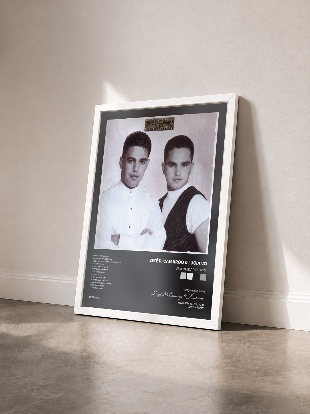 #blanc Tableau de l'album Vem Cuidar De Mim de Zezé Di Camargo & Luciano vu de trois quarts, cadre blanc