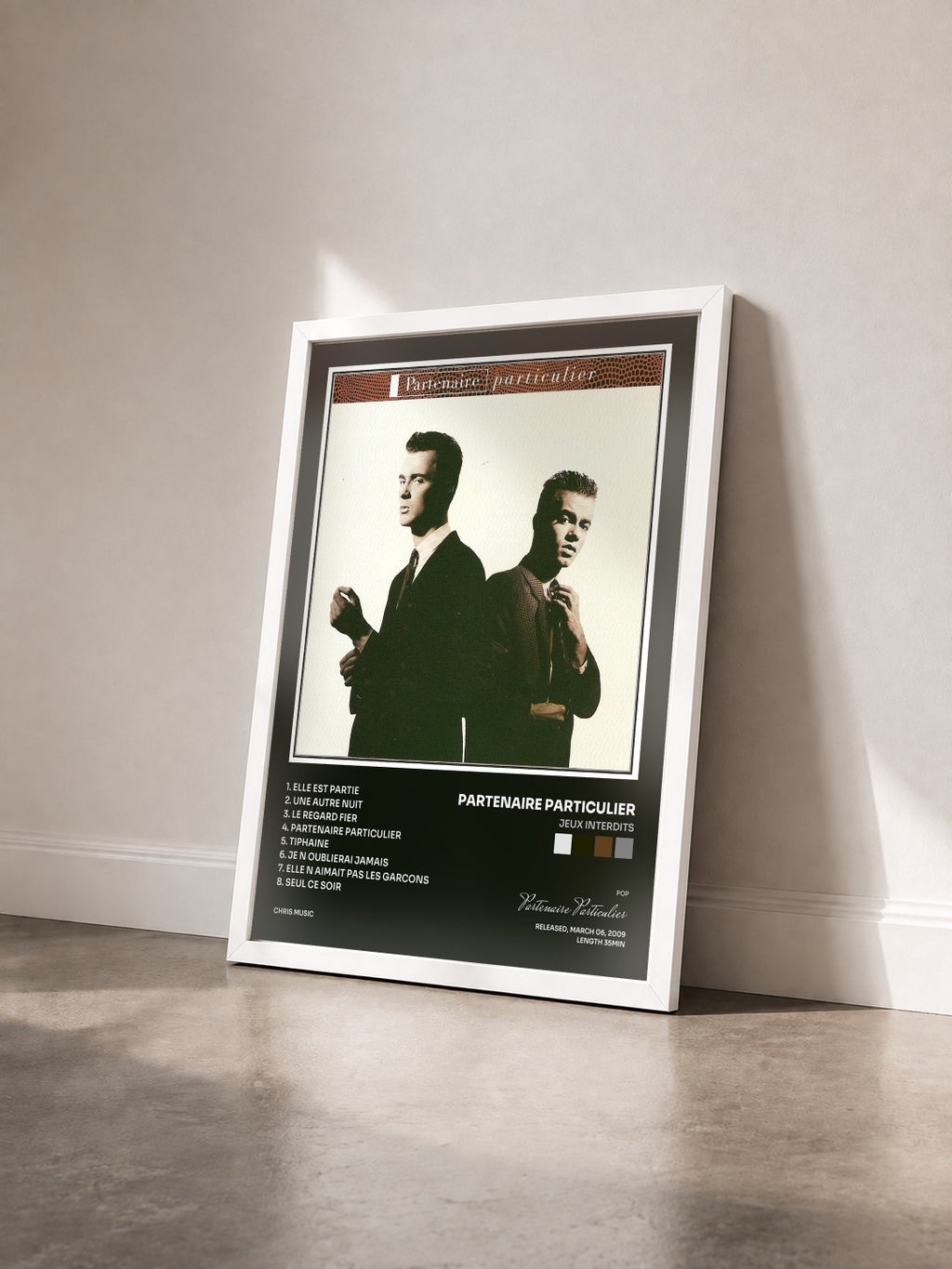 #blanc Tableau de l'album Jeux Interdits de Partenaire Particulier vu de trois quarts, cadre blanc