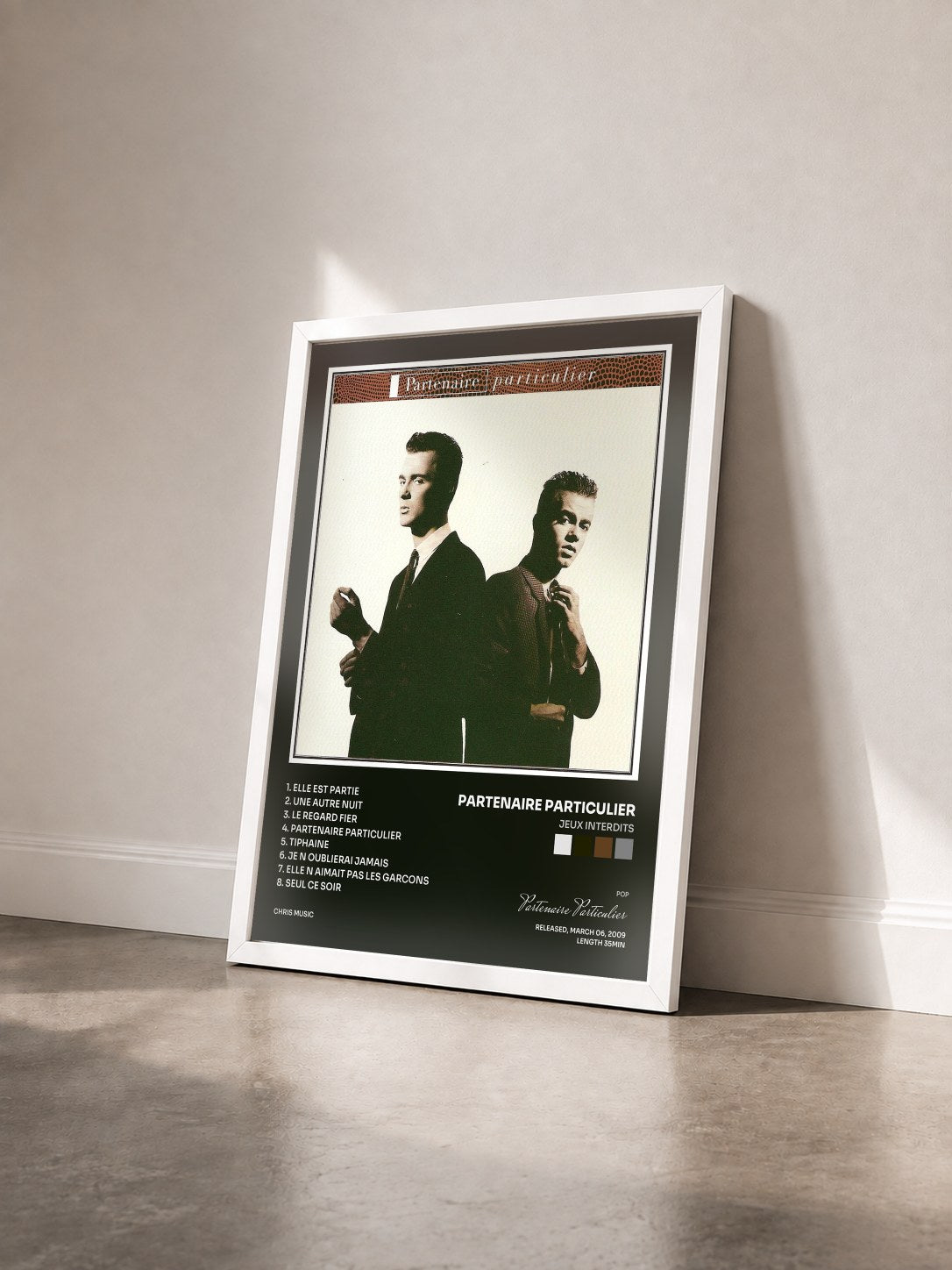 #blanc Tableau de l'album Jeux Interdits de Partenaire Particulier vu de trois quarts, cadre blanc