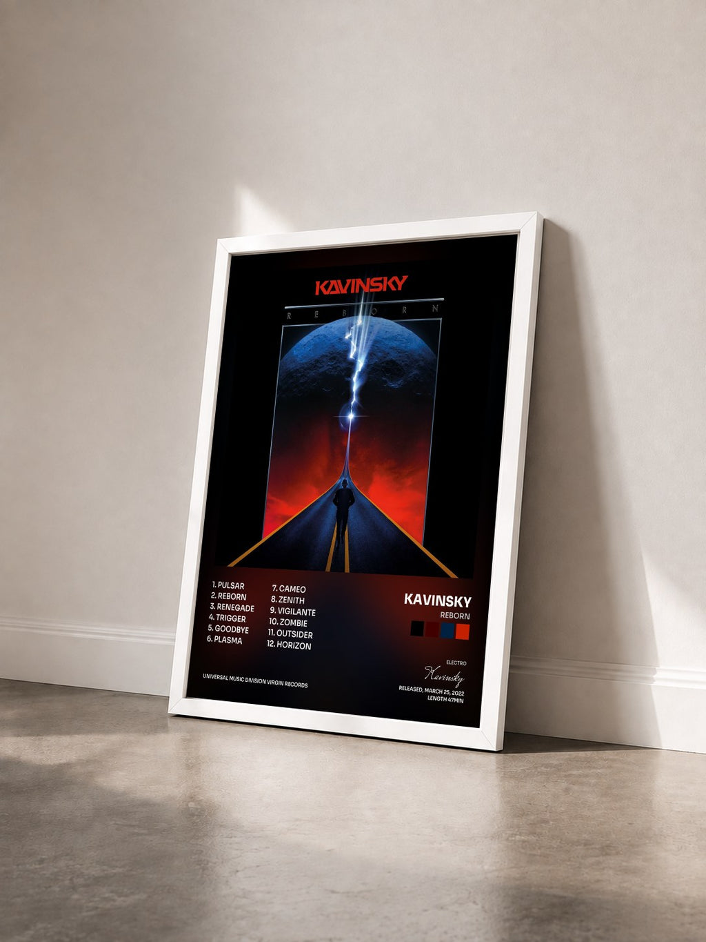 #blanc Tableau de l'album Reborn de Kavinsky vu de trois quarts, cadre blanc